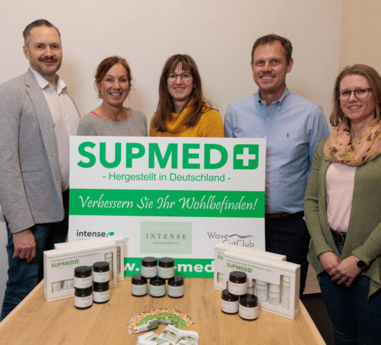 5 Personen hinter Logo und Produkten von SUPMED